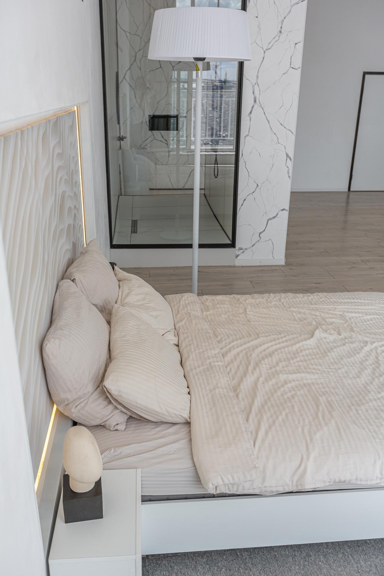 Dormitor compact, design neutru pentru închiriere